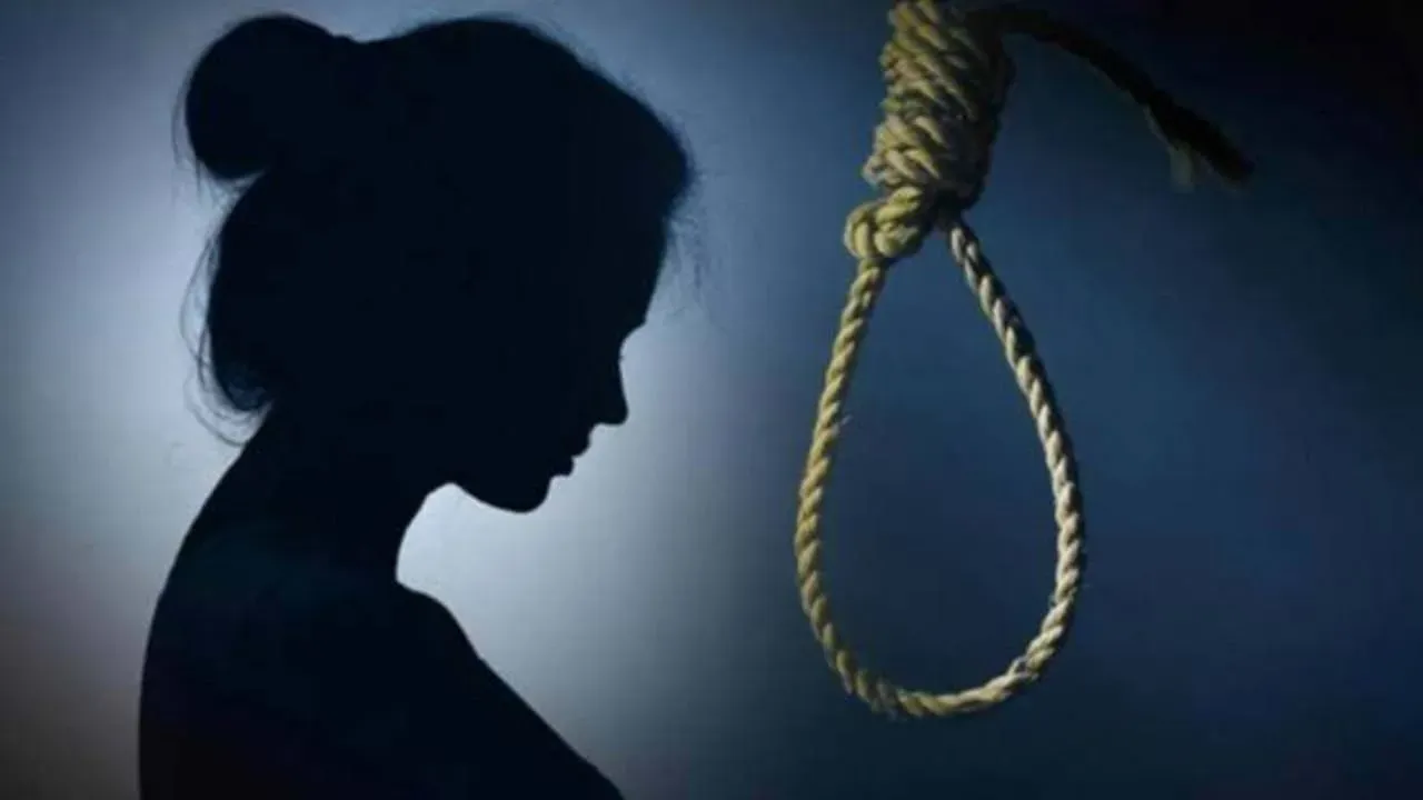 রানীশংকৈলে তরুণীর ঝুলন্ত মরদেহ উদ্ধার, পরিবারের কাছে পাওয়া গেলো চিরকুট