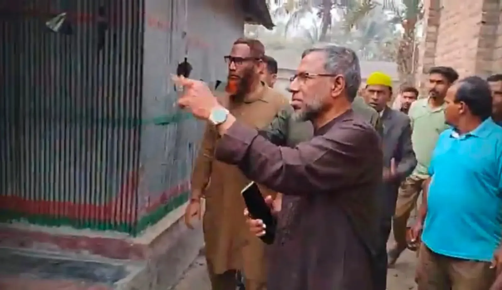 বড়াইগ্রামে সহিংসতায় ক্ষতিগ্রস্ত বাড়িঘর পরিদর্শন করেছেন আব্দুল আজিজ এমপি।