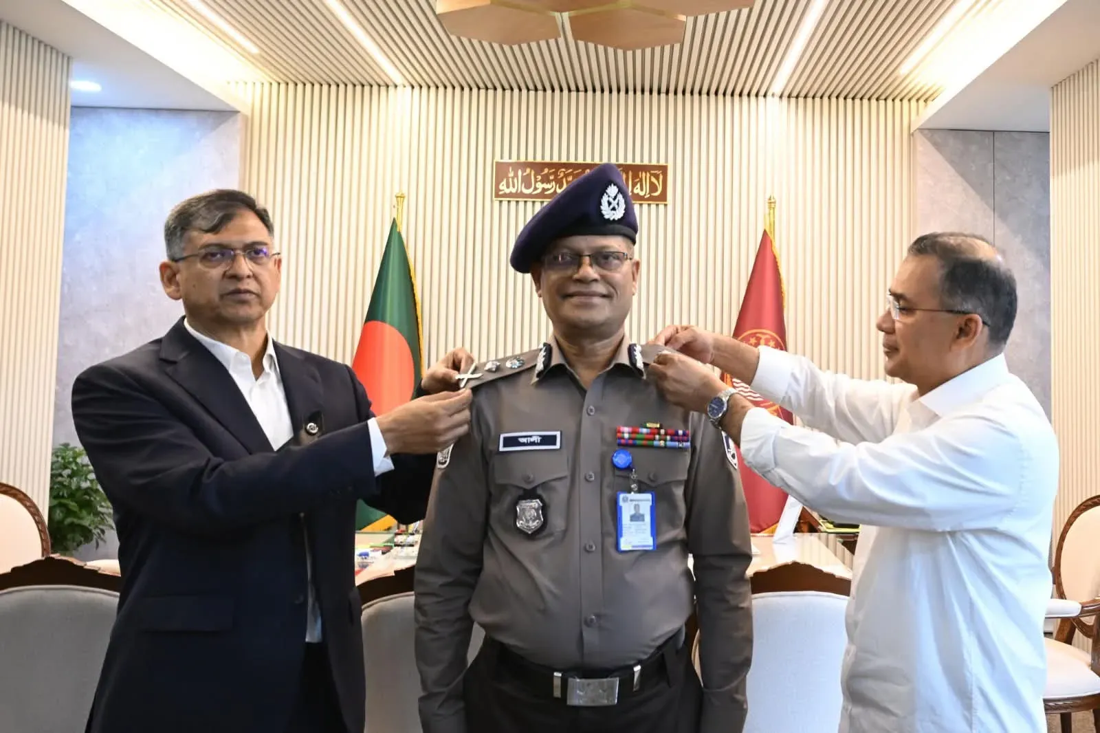 নবনিযুক্ত আইজিপি মোঃ আলী হোসেন ফকিরকে র্যাঙ্ক ব্যাজ পরিয়ে দিলেন প্রধানমন্ত্রী