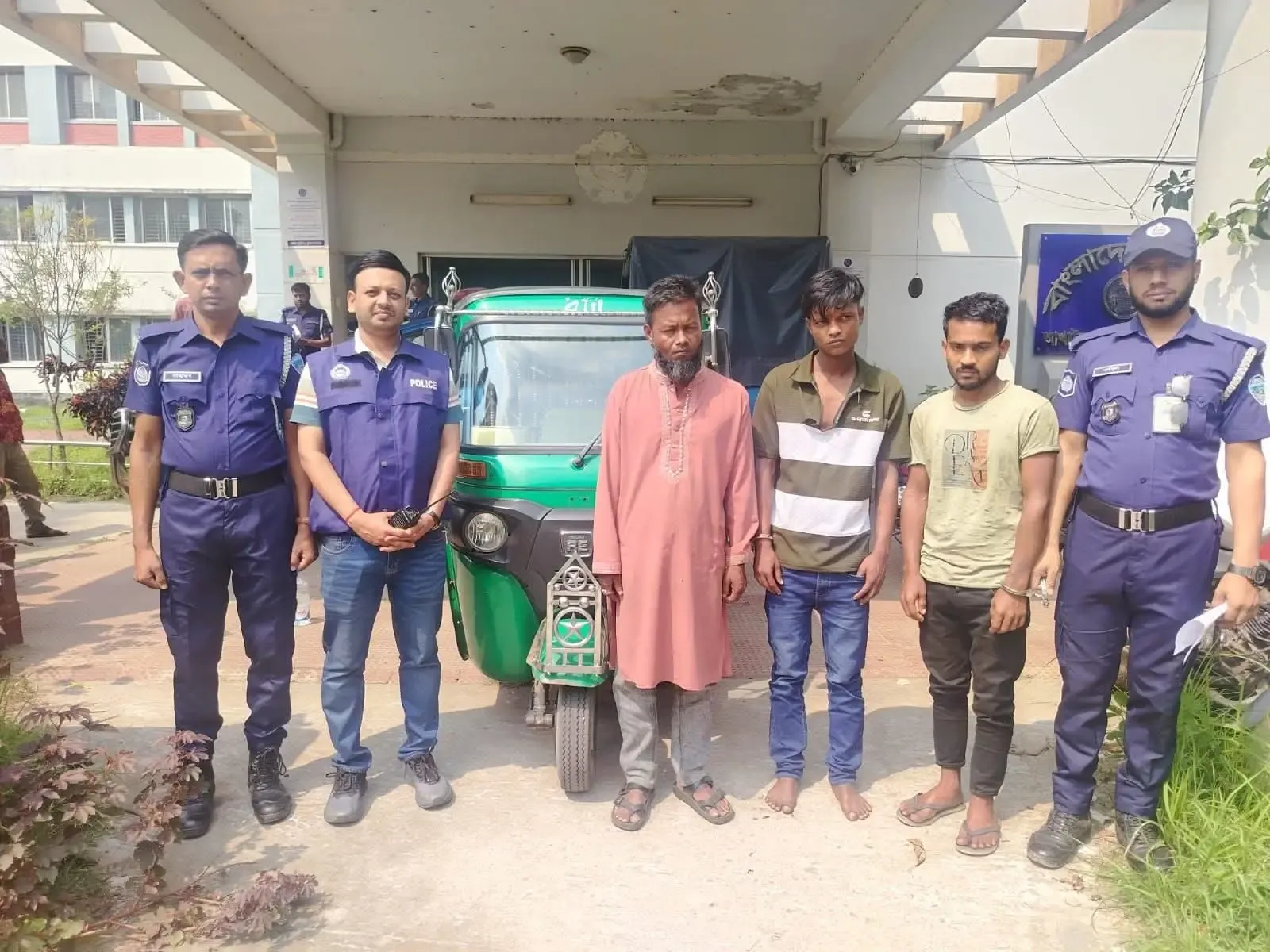 আখাউড়ায় লুণ্ঠিত সিএনজি উদ্ধার, গ্রেফতার ৩ ছিনতাইকারী