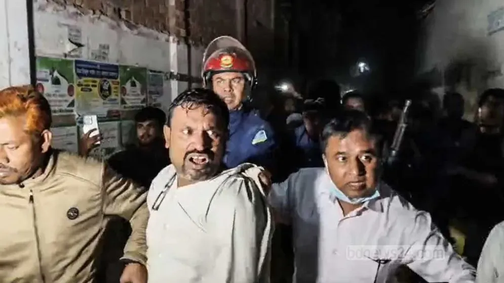 মো. তাইফুর রহমানকে আটক করে পুলিশে দিয়েছে স্থানীয়রা