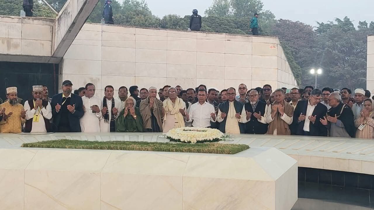 বাবার কবরের পাশে তারেক রহমান ১৭ বছরের নির্বাসন শেষে এক নীরব রাজনৈতিক বার্তা