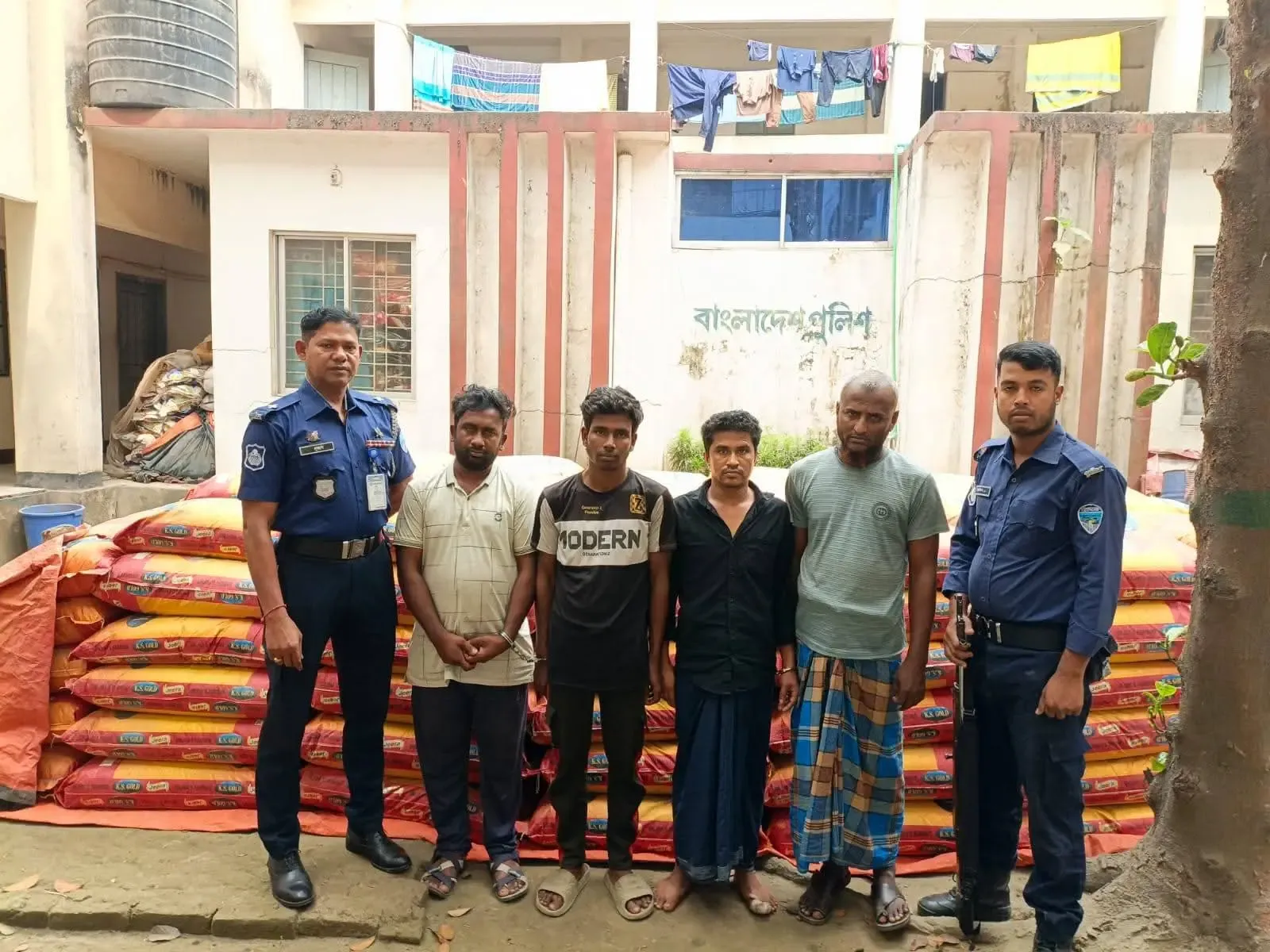 আশুগঞ্জ পুলিশের অভিযানে চোরাচালান কৃত জিরার (৬৮৪০ কেজি) ট্রাকসহ ০৪ জন গ্রেপ্তার