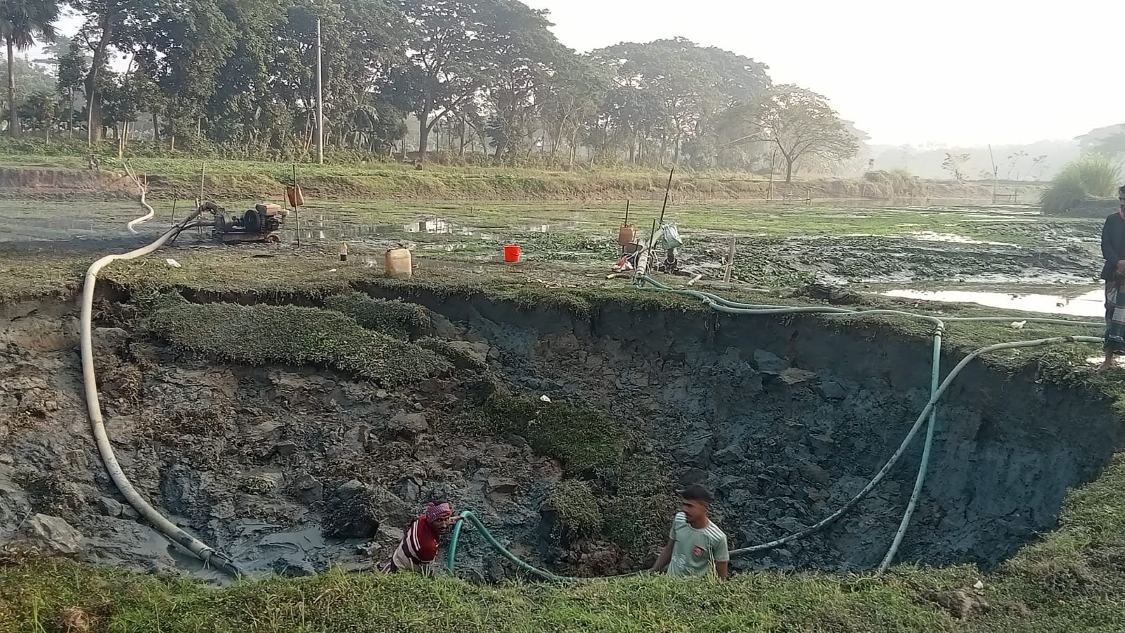নান্দাইলে কাচামাটিয়া নদী থেকে ড্রেজার দিয়ে অবৈধভাবে মাটি কাটার অভিযোগ। 