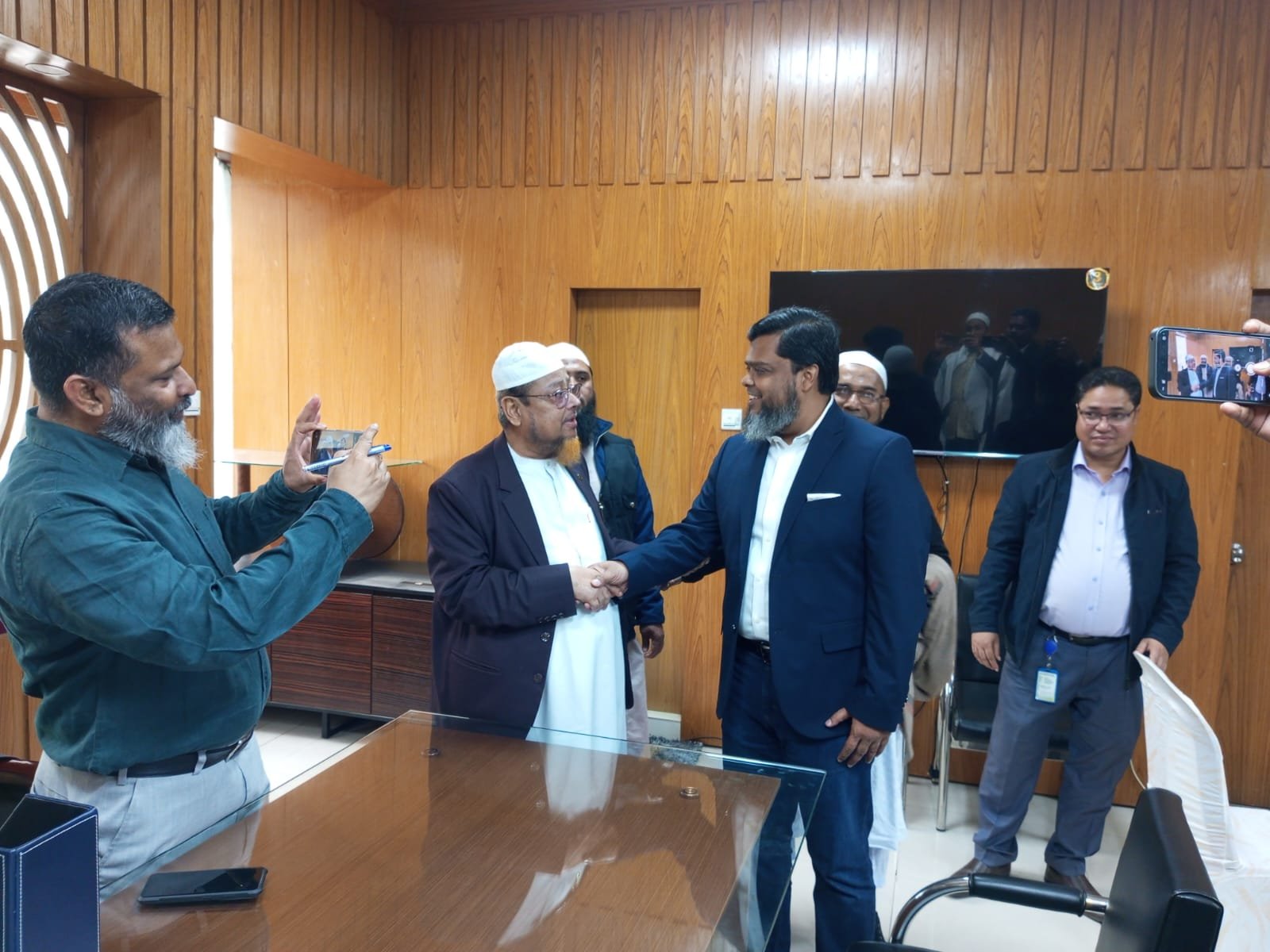 ঢাকা–৪ আসনে মনোনয়ন দাখিল ও রাজনৈতিক সৌজন্যের বার্তা