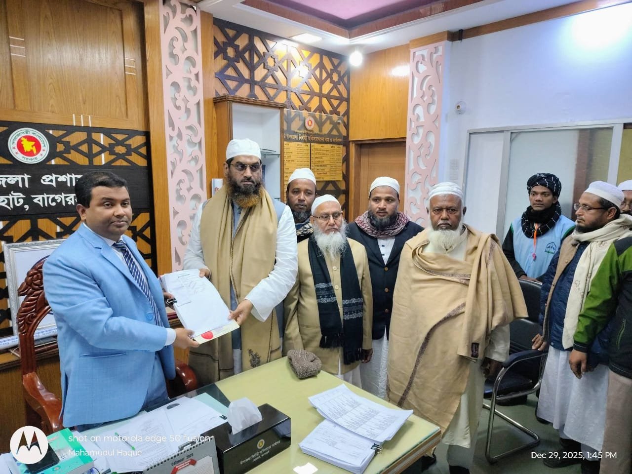 বাগেরহাট-১ আসনে মনোনয়নপত্র জমা দিলেন খেলাফত মজলিসের আমির মাওলানা মামুনুল হক।
