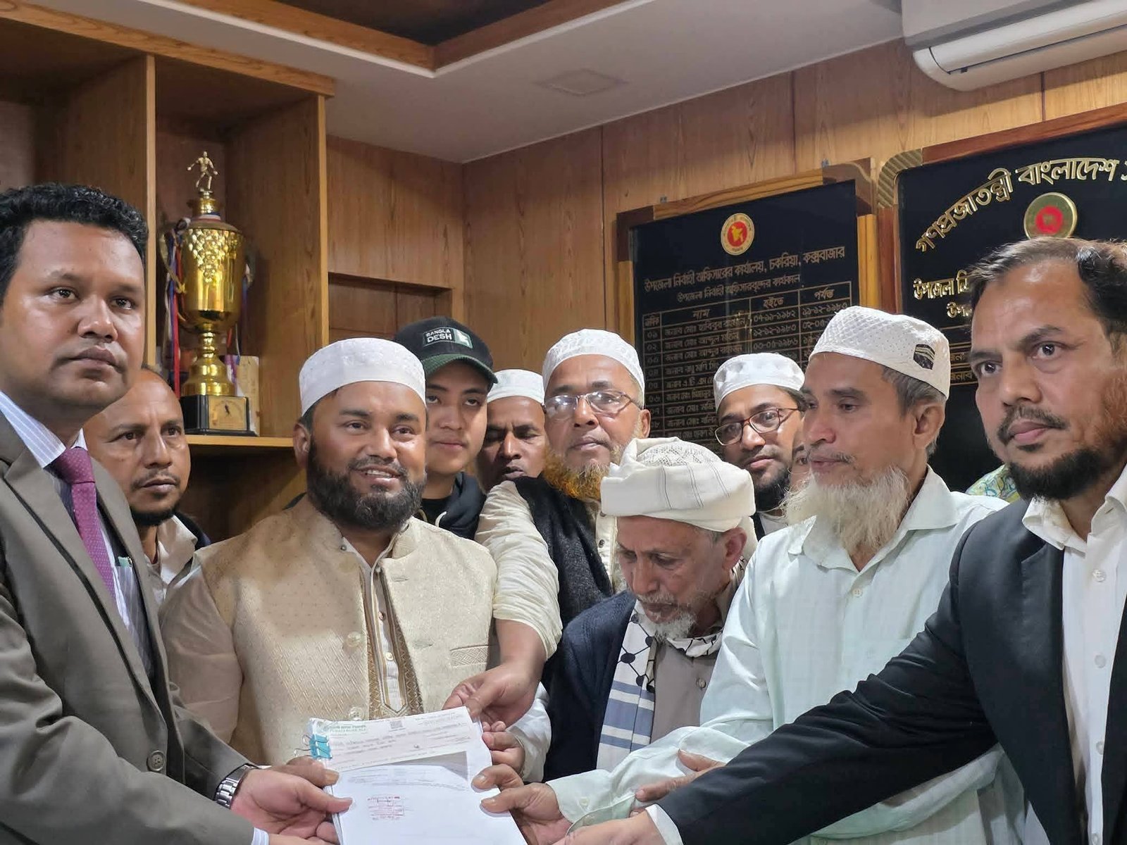 শহীদের পিতাকে সঙ্গে নিয়ে মনোনয়নপত্র জমা দিলেন আব্দুল্লাহ আল ফারুক