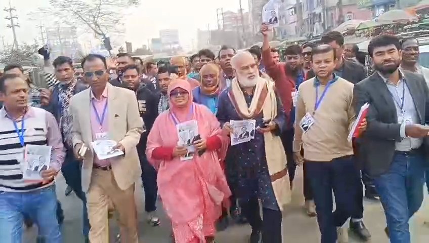 ভালুকায় ফখর উদ্দিন আহমেদ বাচ্চুর পক্ষে ধানের শীষে ভোট চেয়ে শ্রমিক দলের লিফলেট বিতরণ