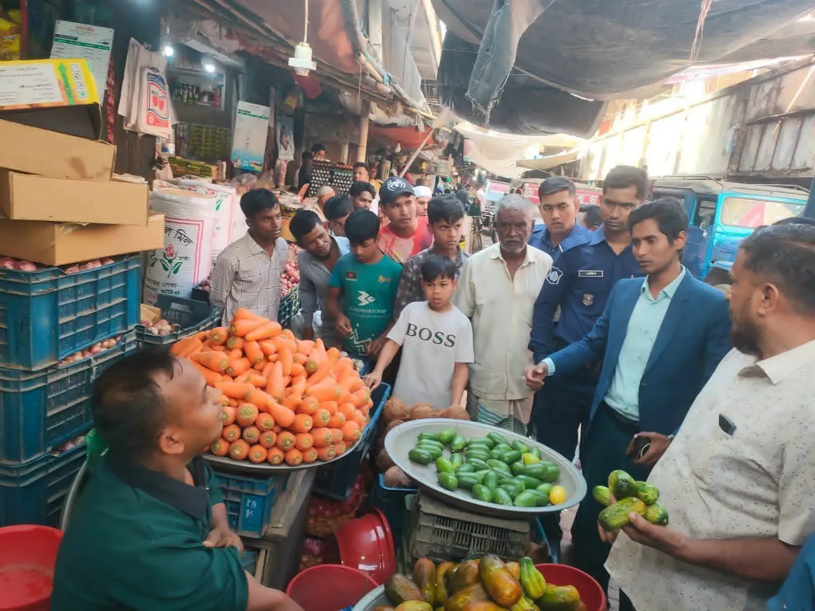 চকরিয়া পৌরশহরের কাঁচা বাজারে ভ্রাম্যমাণ আদালতের অভিযান, ৯ হাজার টাকা অর্থদন্ড