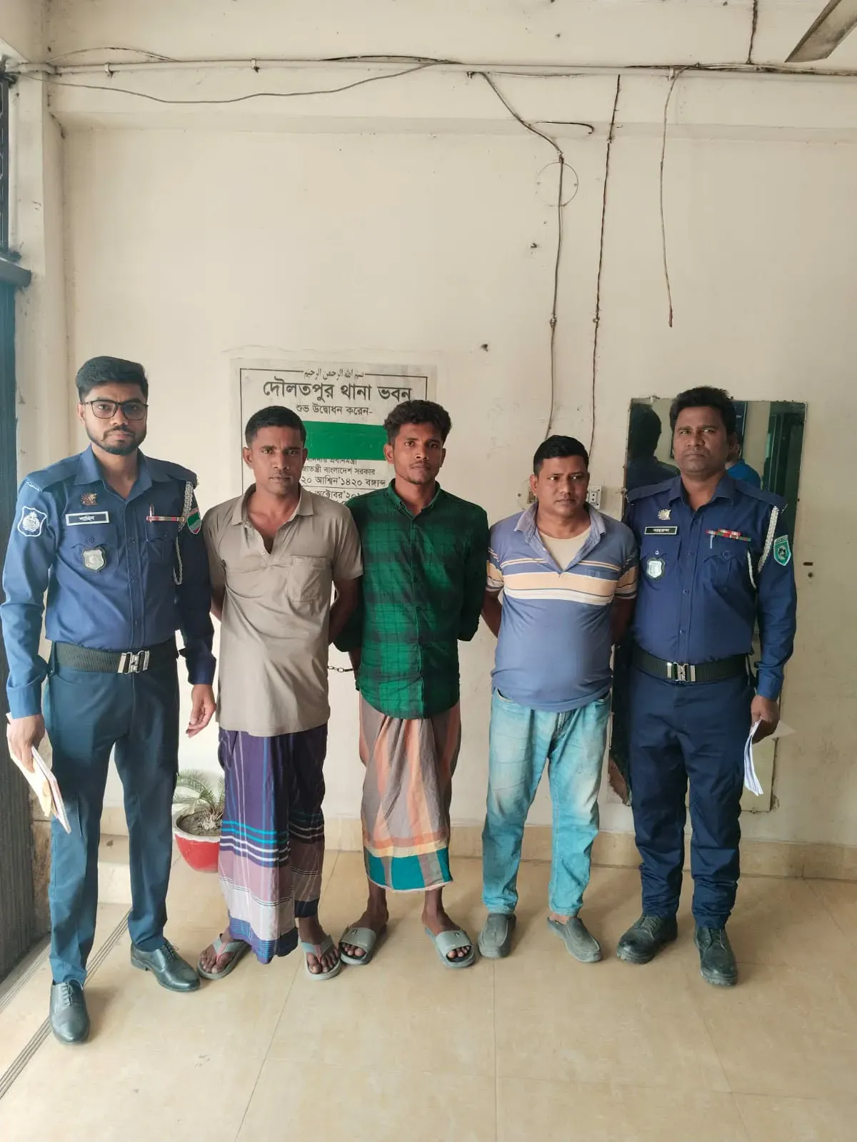আল্লারদরগায় দোকান ভাড়া নিয়ে সংঘর্ষ, সিসিটিভি ফুটেজে শনাক্ত ৩ আসামি গ্রেফতার।