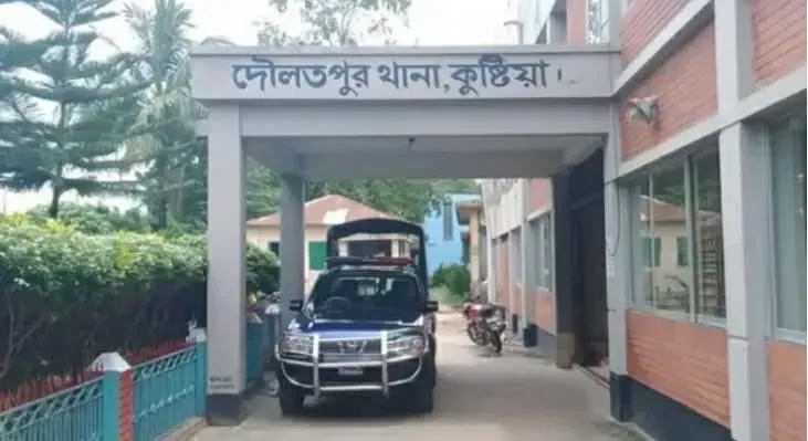 দৌলতপুরে জনি হত্যা মামলার পলাতক আসামি রাকিবুল পুলিশের হাতে গ্রেফতার ।